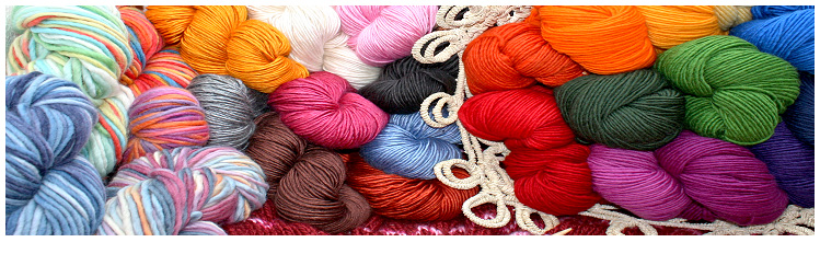 Strickwolle und Stricknadeln