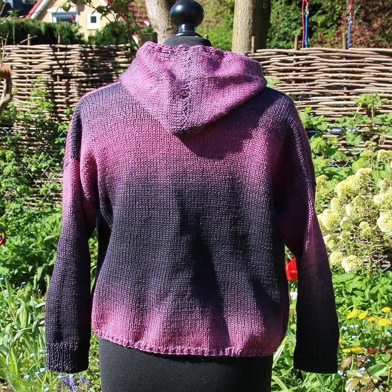 Strickjacke aus der Gradient Walk Strickgarn Grauzone Strickjacke aus der Gradient Walk Strickgarn Grauzone