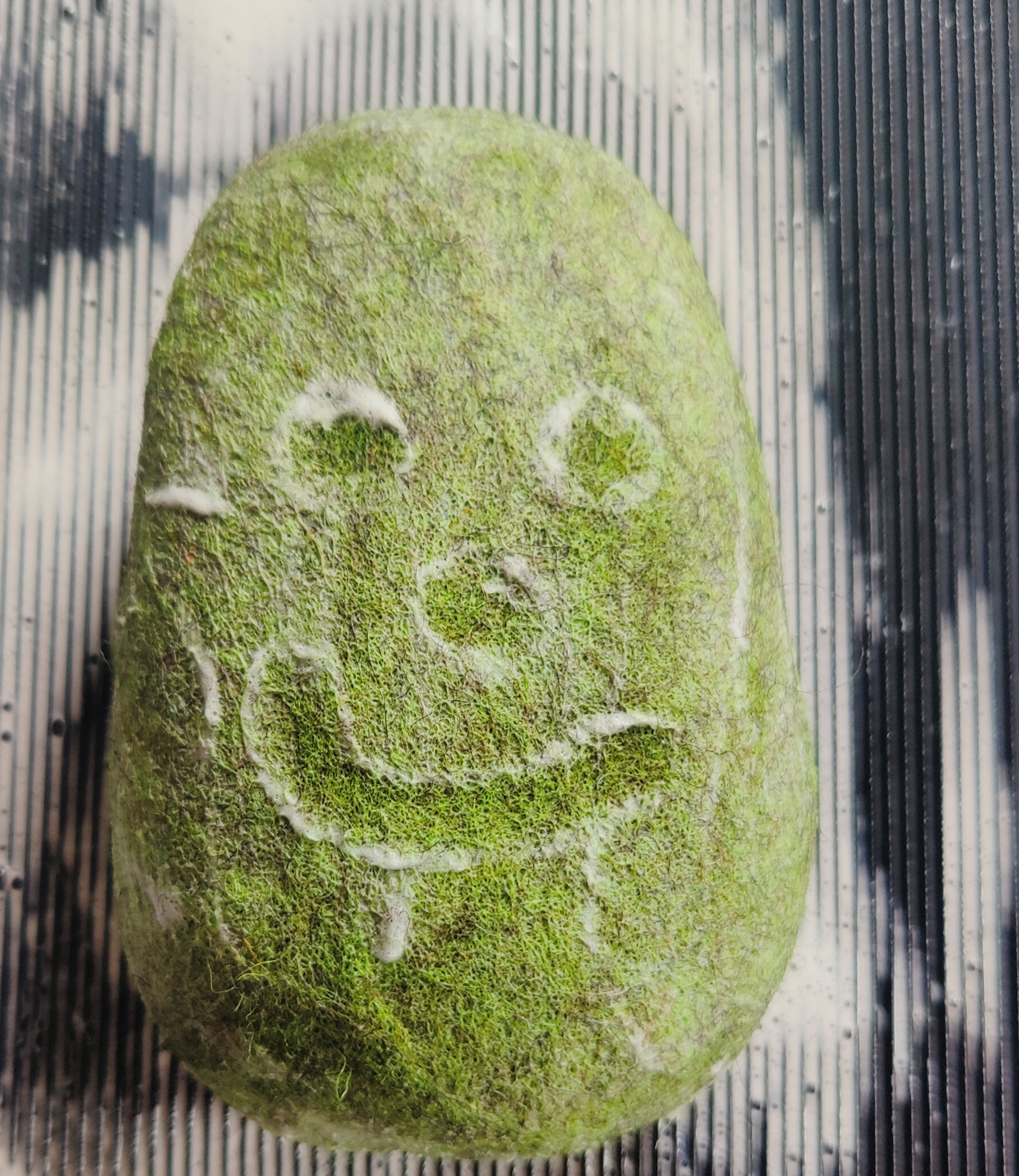 Umfilzte Steine als Türstopper, Deko oder "Wärmflasche"