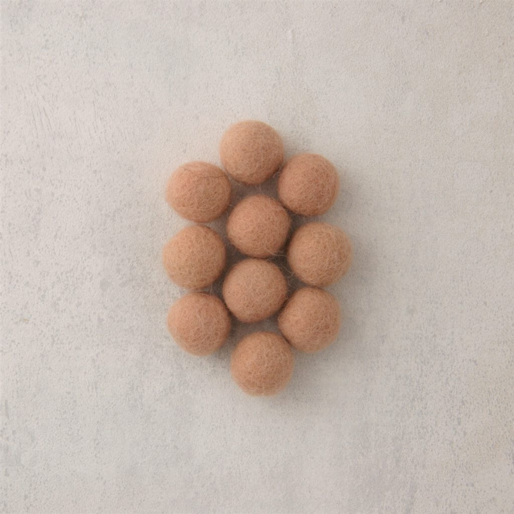 Beige Filzkugel / Filzperle / Wollkugel für Puppenköpfe 20mm