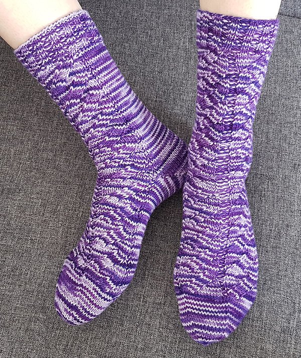 Traumsocken mit Wolkenspiel von Atelier Zitron Garn Nr. 2243 (Dornröschen)