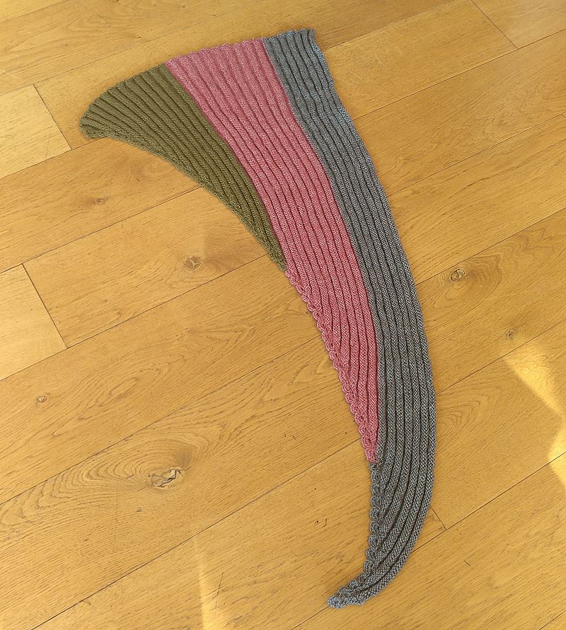 Nordische Welle mit Muschelkante aus Patina gestrickt