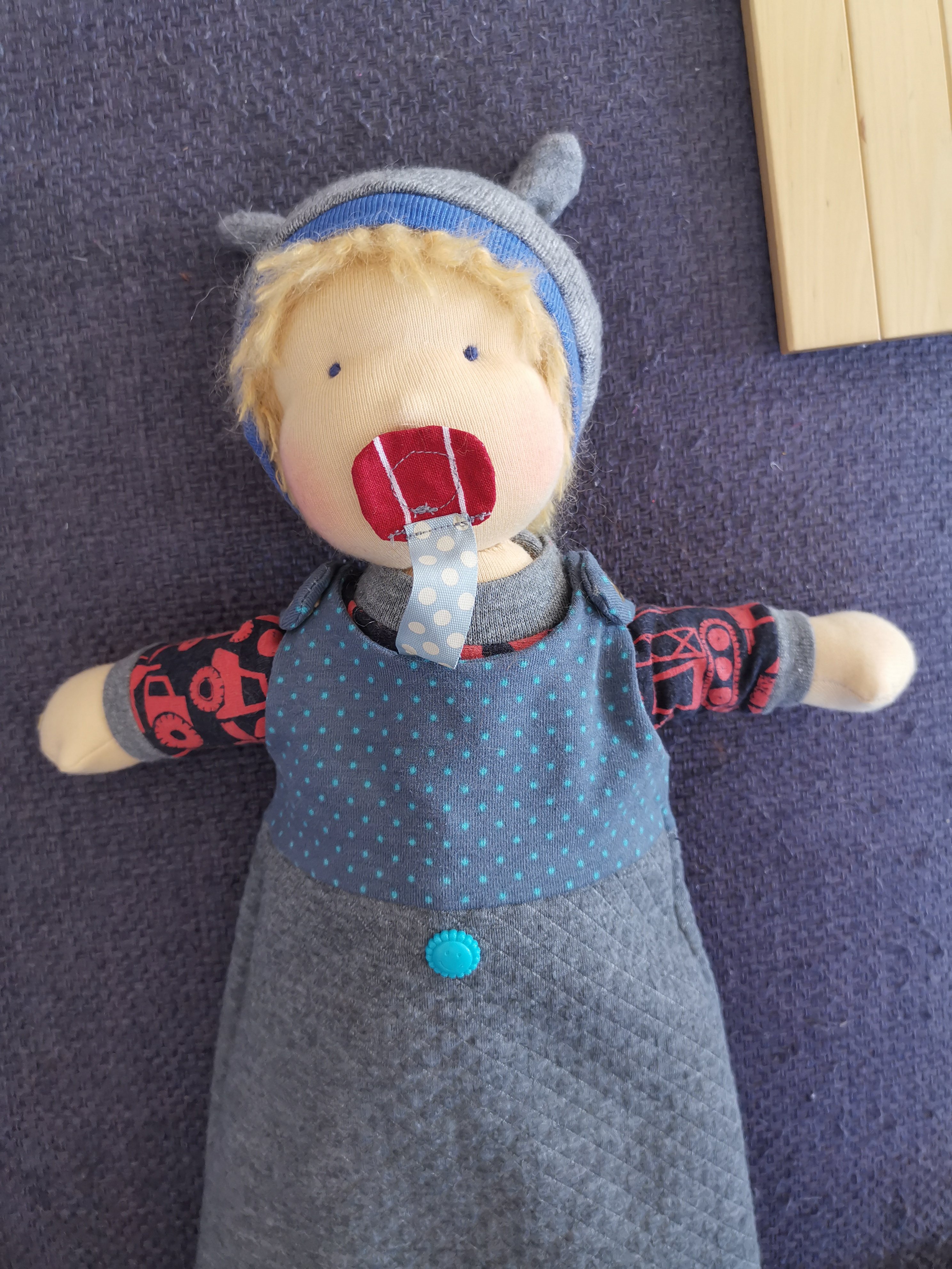 Stoffpuppen mit Bio Puppentrikot Nr. 07 und Mohair-Wolle