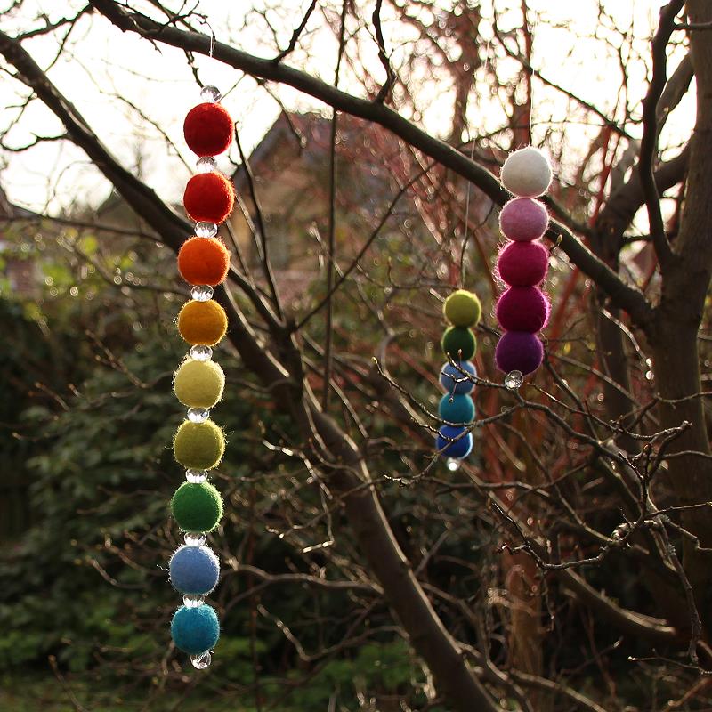 Filzpackung: Sonnenfänger aus Regenbogen-Filzkugeln mit Glaskristall T&W