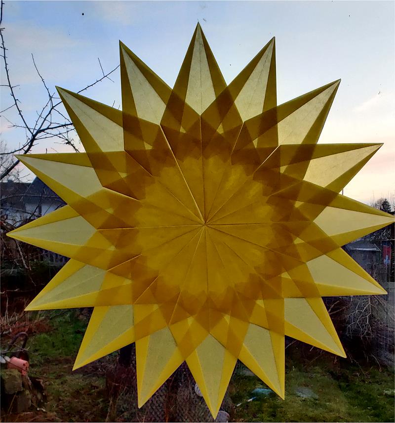 Fensterstern aus Transparentpapier - Faltstern Fensterstern aus Transparentpapier - Faltstern