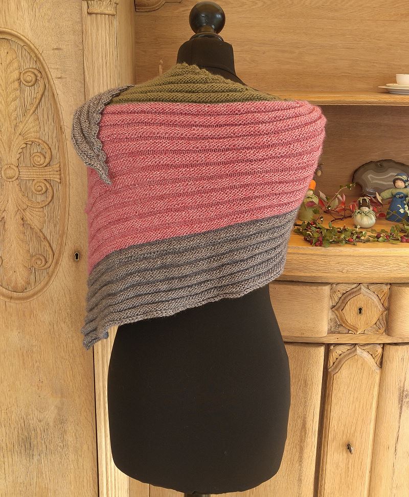 Nordische Welle mit Muschelkante aus Patina gestrickt