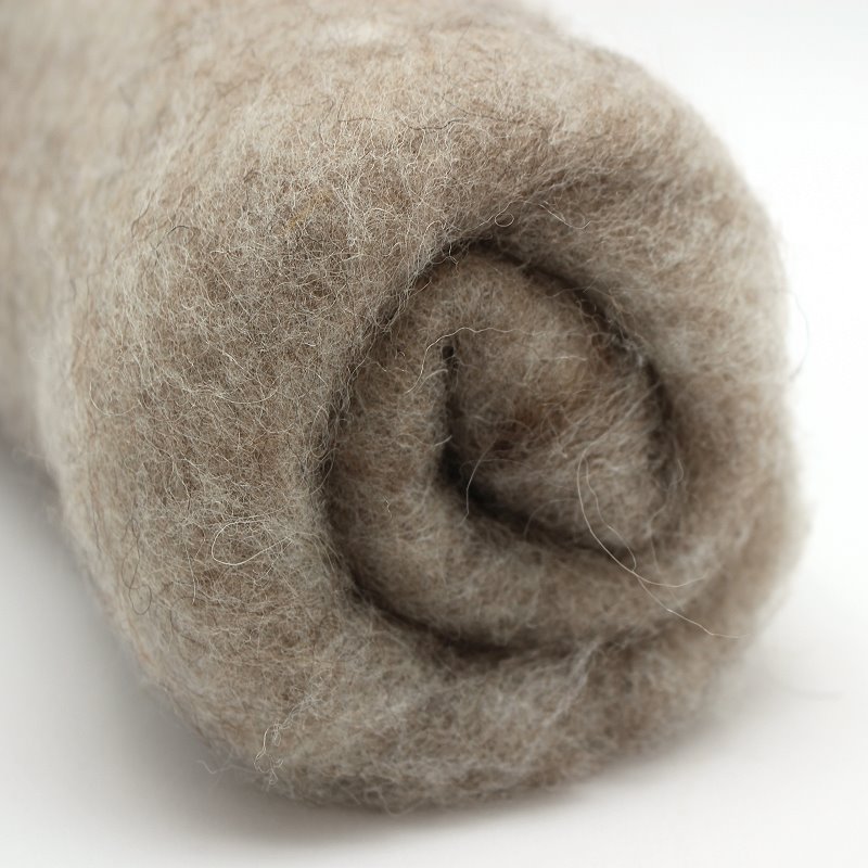 Bergschaf im Vlies in natur beige