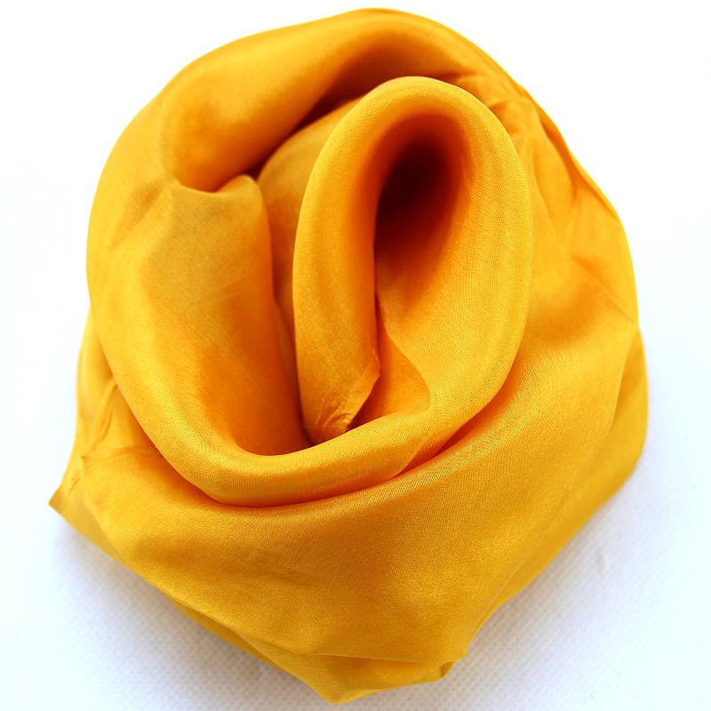 Pflanzengefärbtes Seidentuch / Schmusetuch goldgelb